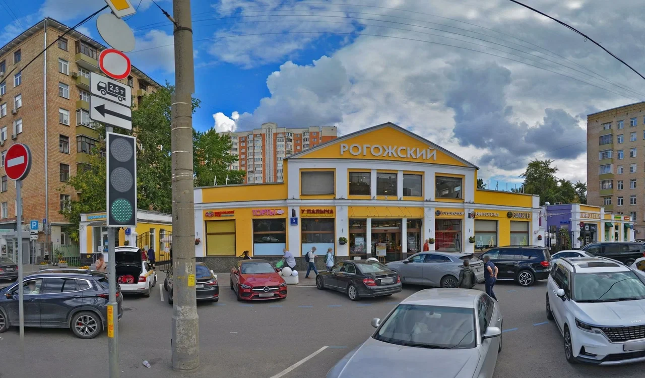 Жёлтое здание Рогожского рынка на улице Рогожский Вал